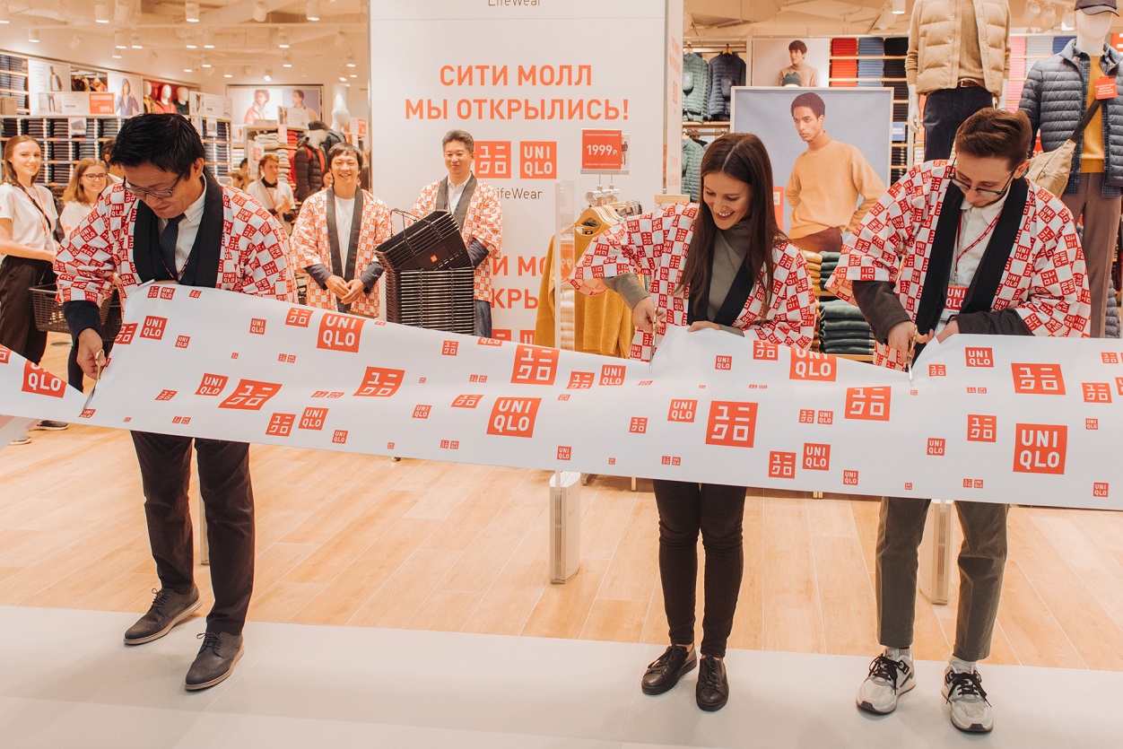 UNIQLO, разрезание ленточки.jpg UNIQLO, разрезание ленточки.jpg
