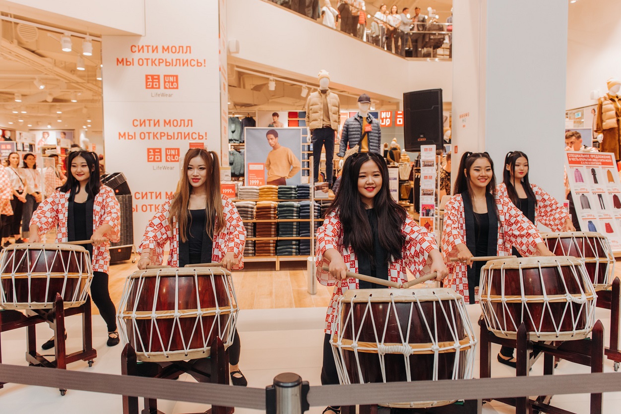UNIQLO, барабанщицы.jpg UNIQLO, барабанщицы.jpg
