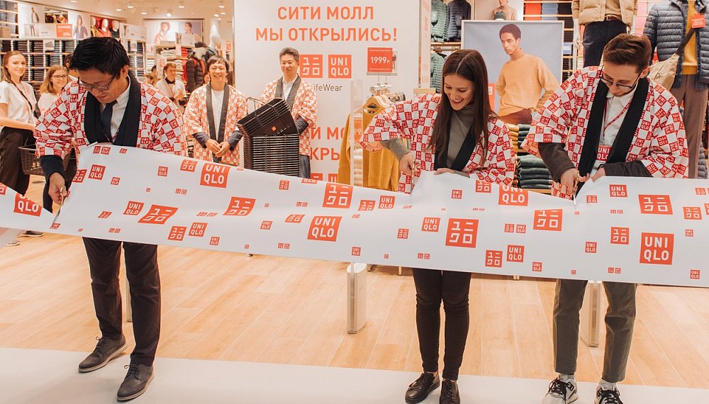 UNIQLO, разрезание ленточки.jpg